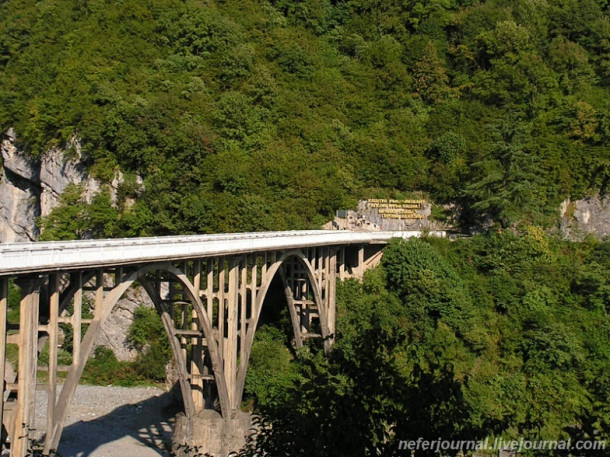Сухум. Мост через реку Гумиста и мемориал героям Абхазии.