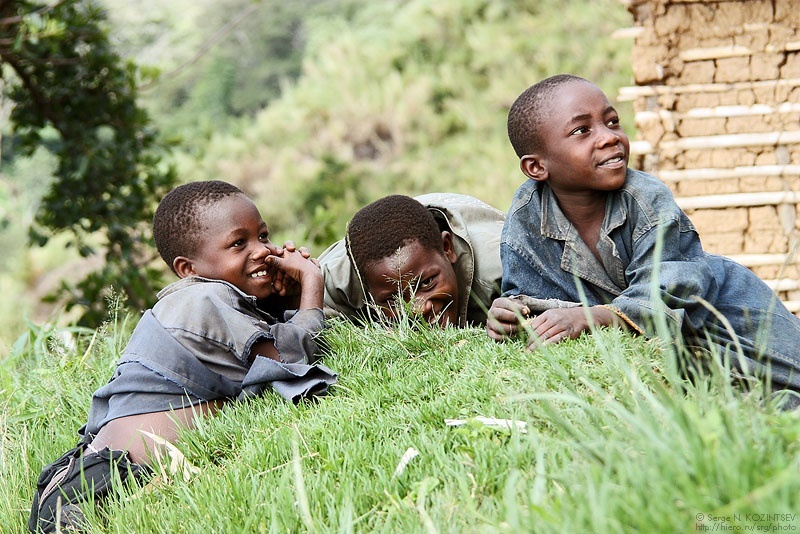 Житель экваториальной африки. Цветы Африки. Дети Экваториальная Африка. Девочка Экваториальная Африка. Дети Уганды фото.