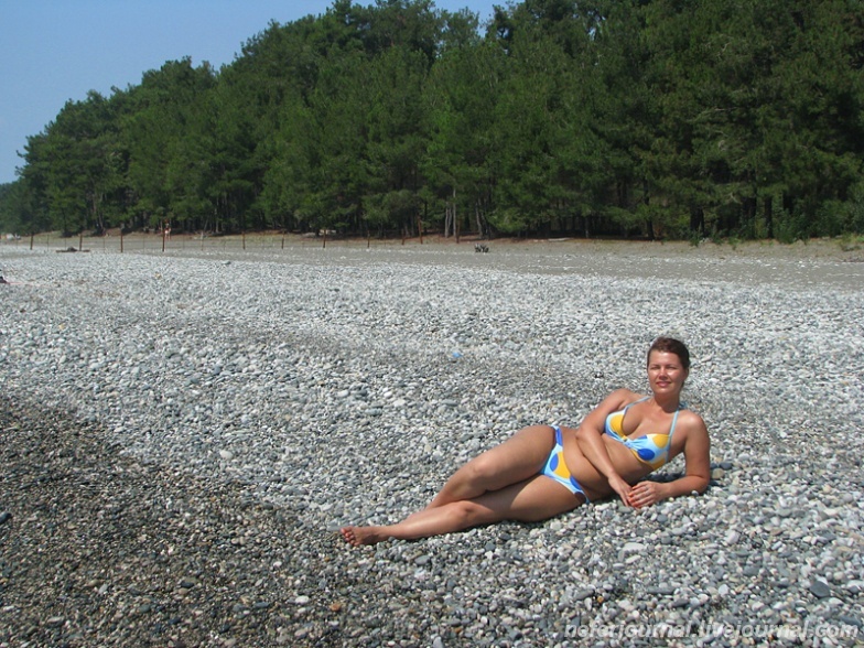 Абхазия Пицунда галечный пляж. Пляжи Абхазии с людьми. Гагры Абхазия дикий пляж. Пицунда девушки на пляже. Погода в пицунде вода в море